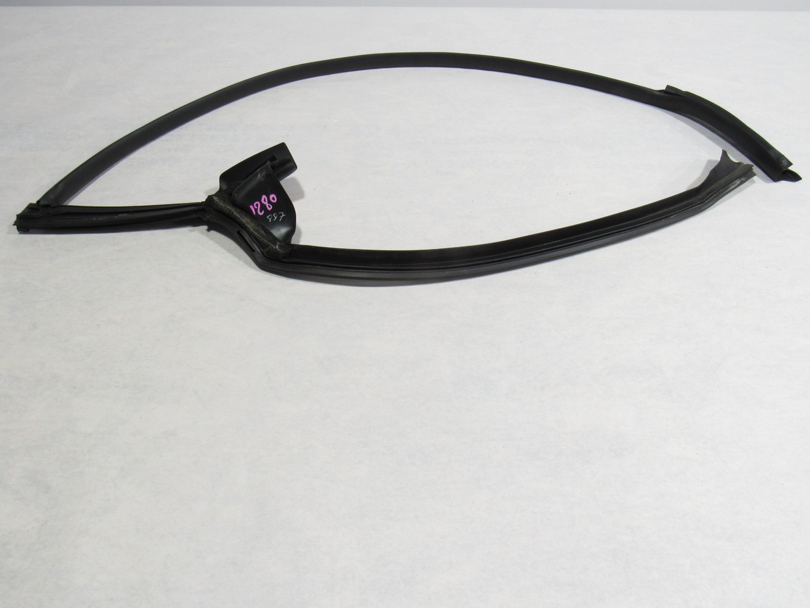 18-21 Aston Martin Vantage 2019 Left Driver Door Weatherstrip Seal Rubber ;:O