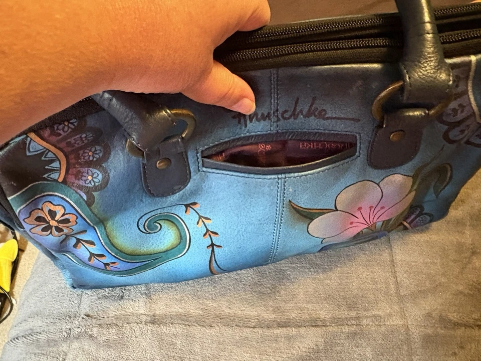 Cartera de cuero azul pintada a mano con doble asa Anuschka rosas/paisley Foto 3 de 4