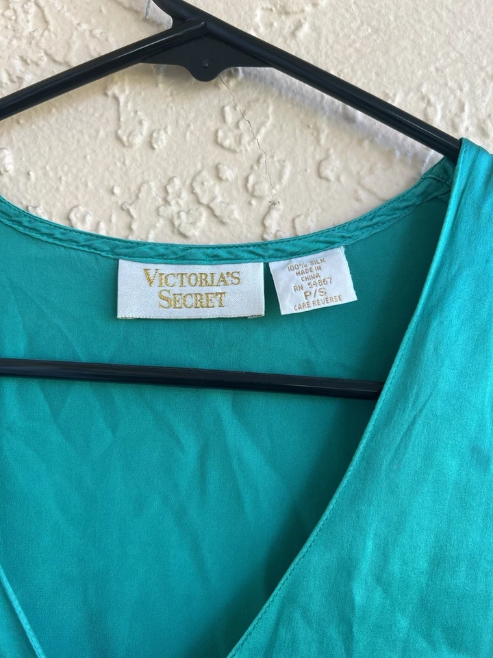 Camisa de noite feminina vintage anos 80 Victoria Secret 100 seda etiqueta dourada azul-petróleo EUA - Imagem 4 de 4