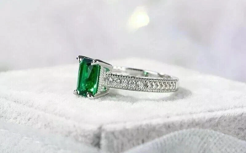 Compromiso de diamantes verdes creados en laboratorio de corte esmeralda de 2 quilates enchapado en oro blanco de 14 quilates Foto 3 de 4