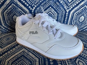 white fila size 4