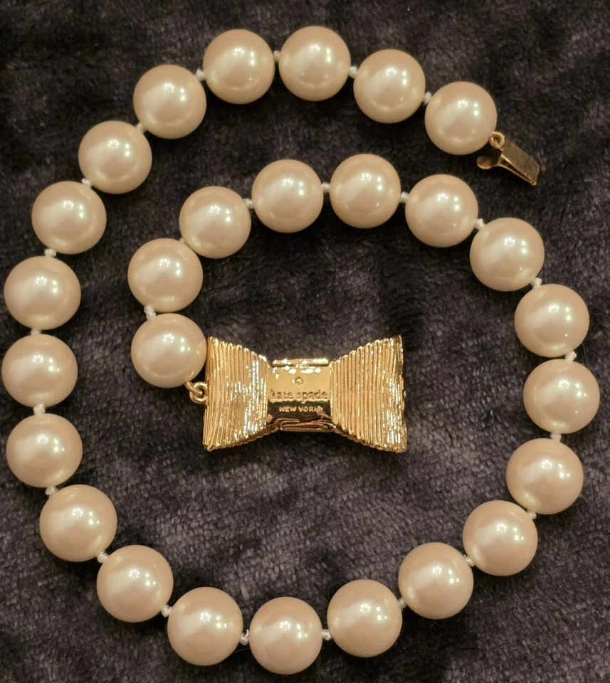 Collar Kate Spade todo envuelto en perlas corto (18") con cierre de lazo tono dorado Foto 2 de 4