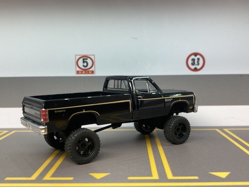 1981 Dodge Ram Pickup Lifted 4x4 Truck 1/64 Diecast Custom Off Road Greenlight - Picture 9 of 12