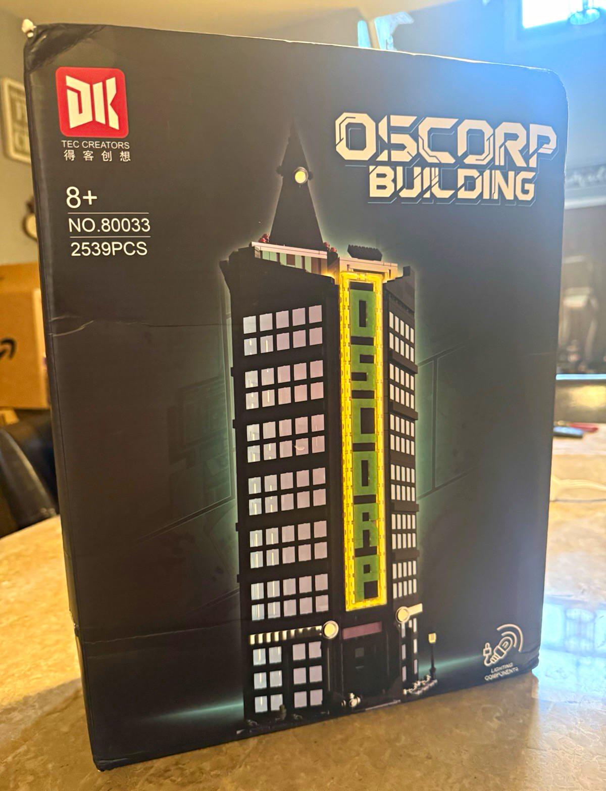 DK TEC CREATORS OSCORP Building 80033 2539pcs Light Up, Spider-Man, L Compatible