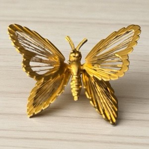 Broche Vintage MONET En Forme De Papillon - Dorée - Occasion En Bon état