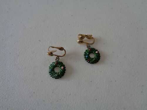 Pair Vintage 1/2" Dangling Christmas Wreath Clip On Earrings B3 - Picture 1 of 12