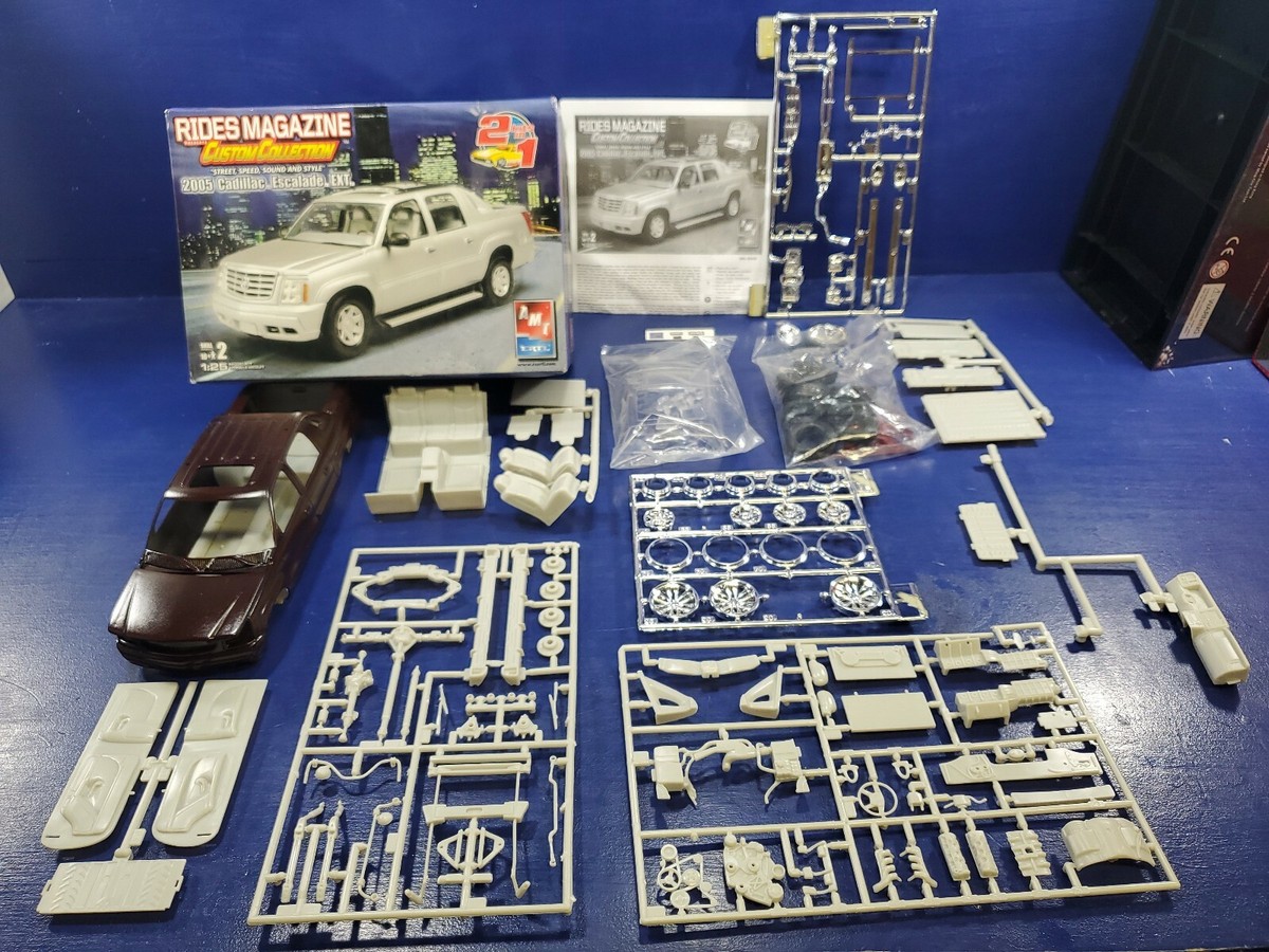 Rides Magazine 2005 Cadillac Escalade EXT Model Kit AMT / ERTL