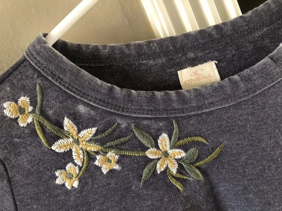 O'Neill 女孩刺绣运动衫灰色全新原始下摆 M 码来自 Tyler’s — 第 4/4 张图片