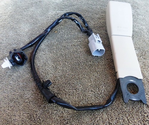 2001-2005 Lexus GS300 GS430 OEM FRONT PASSENGER SIDE SEAT BELT BUCKLE *RIGHT* - Picture 2 of 5