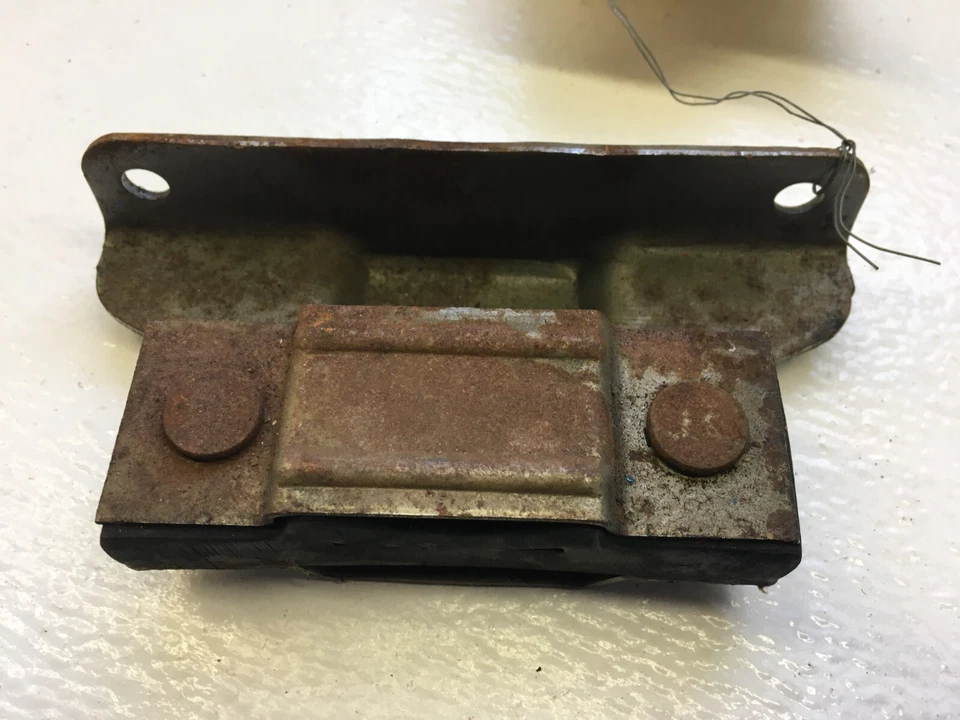 Soporte de suspensión de tubo de escape Oldsmobile Toronado GM NOS 1971-74 409581 Foto 4 de 4