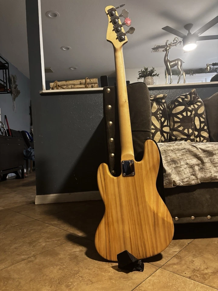 Bajo Eléctrico Madera Natural 4 Cuerdas con Altavoz y Accesorios Buen Estado Foto 3 de 4