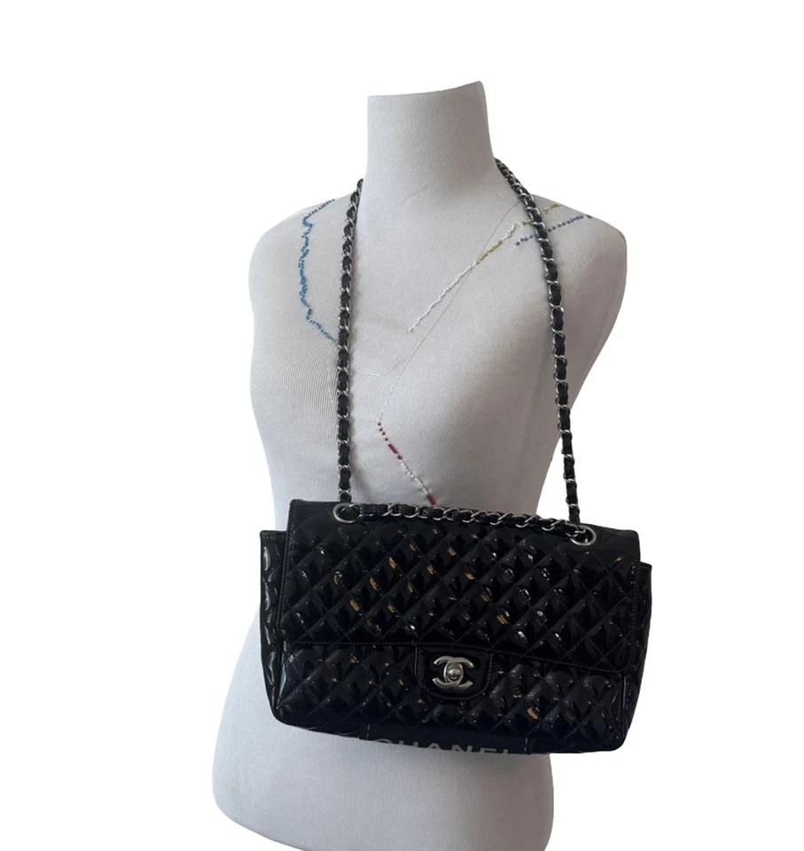 Bolso de hombro CHANEL clásico plateado herrajes charol/acolchado mediano cuero negro Foto 3 de 4