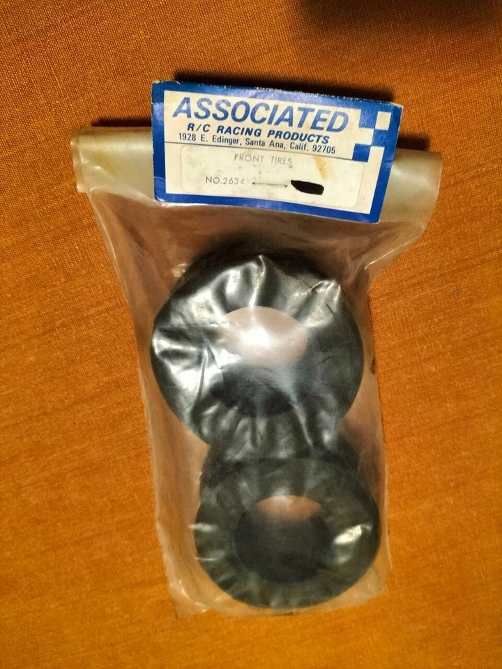 RC 1:8 Car  Associated  Nr.2634  Front Tires  Vintage NOS Collectible Very Rare - Immagine 4 di 4