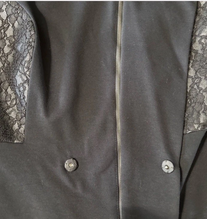 Blazer Cache Negro Asimétrico con EncajeTalla 12 pd Foto 3 de 4