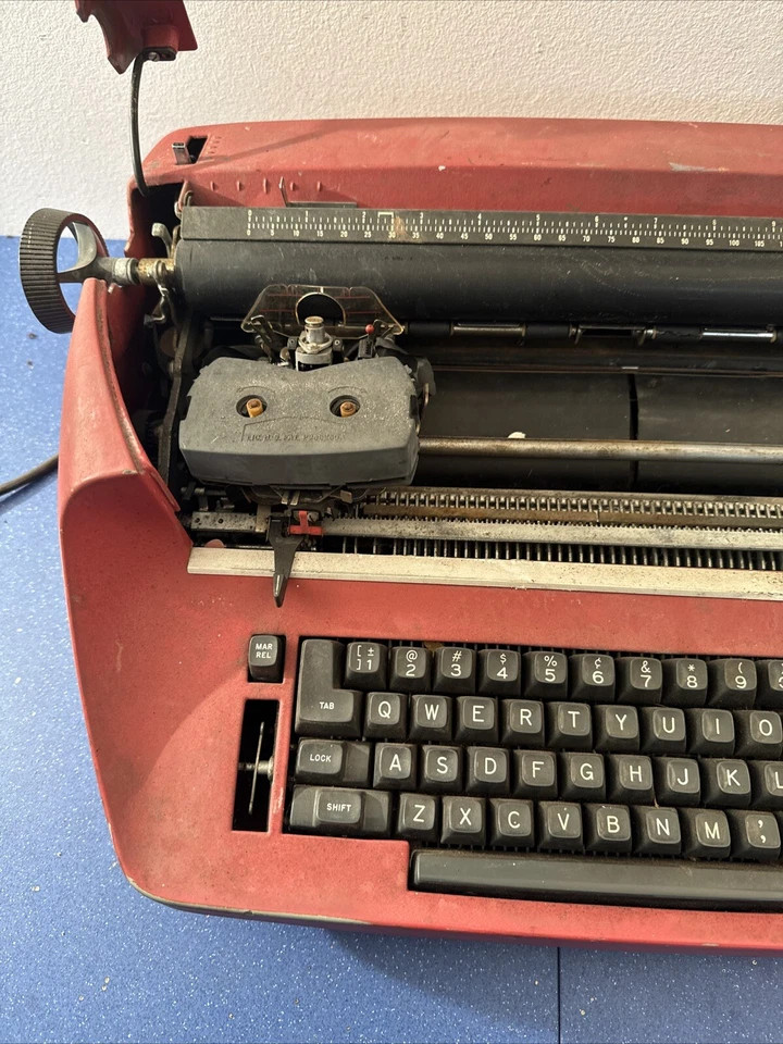 Vintage IBM SELECTRIC RED TYPEWRITER.. PARTS REPAIR ONLY - Image 4 of 4