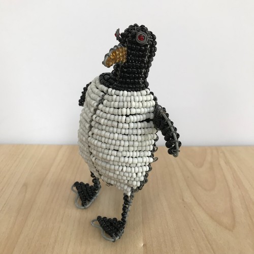 Estatuilla de pingüino africana de alambre con cuentas hecha a mano Sudáfrica 11 cm decorativa - Imagen 2 de 9