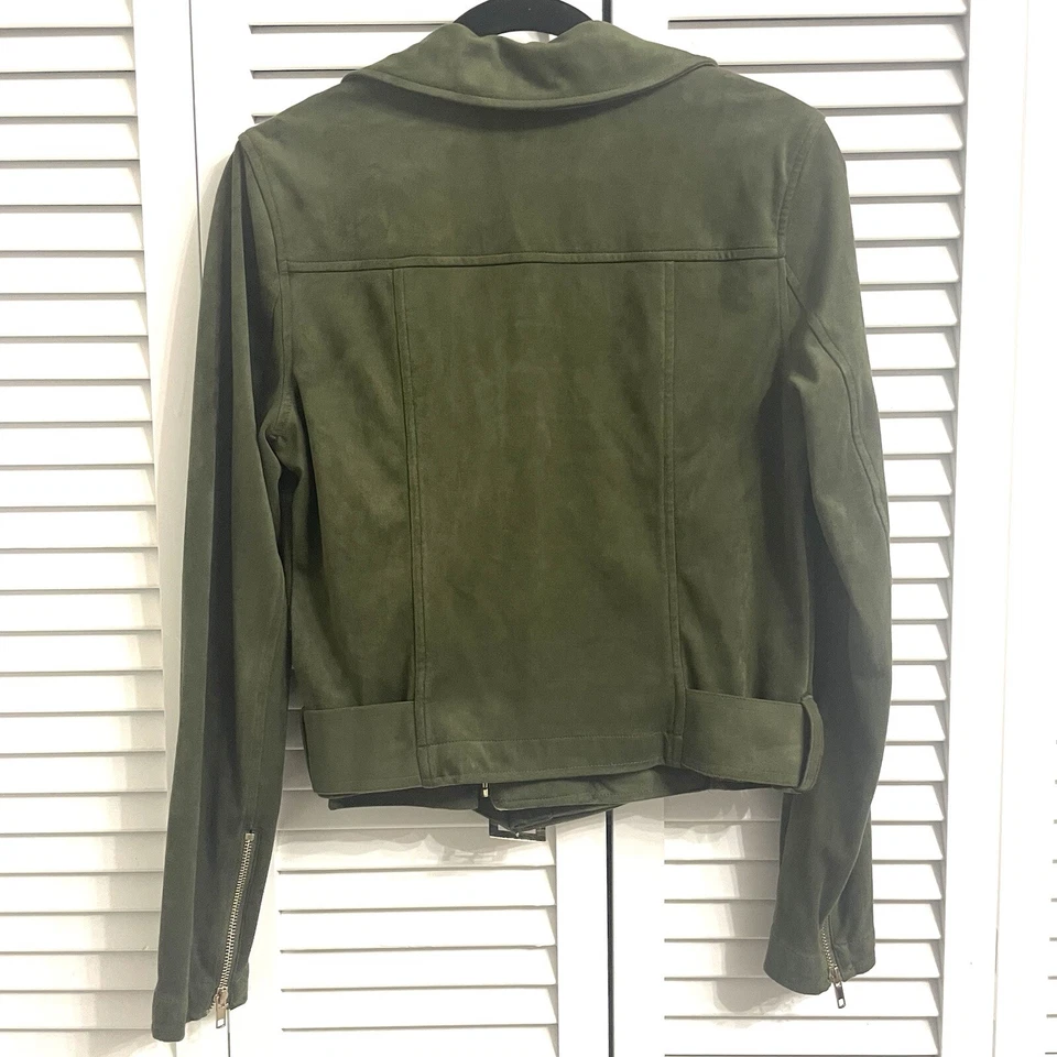 CHAQUETA MOTO JLO JENNIFER LOPEZ VERDE OLIVA IMITACIÓN GAMUZA TALLA PEQUEÑA CREMALLERAS DORADAS Foto 4 de 4