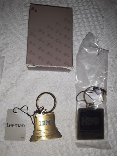 2 llaveros de latón fino y grabado fino Leeman nuevos con etiquetas "HBO"" ""IBM"" con caja EC