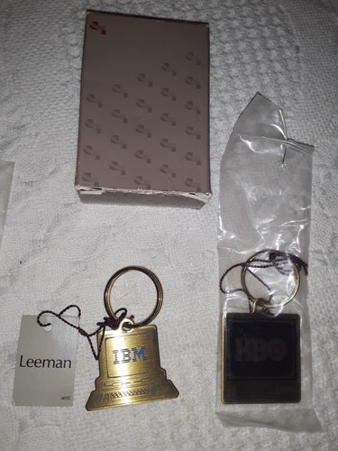 2 NWT Leeman Fine Brass & Fine Etching Key Rings "HBO" "IBM" with Box EC - Afbeelding 1 van 4