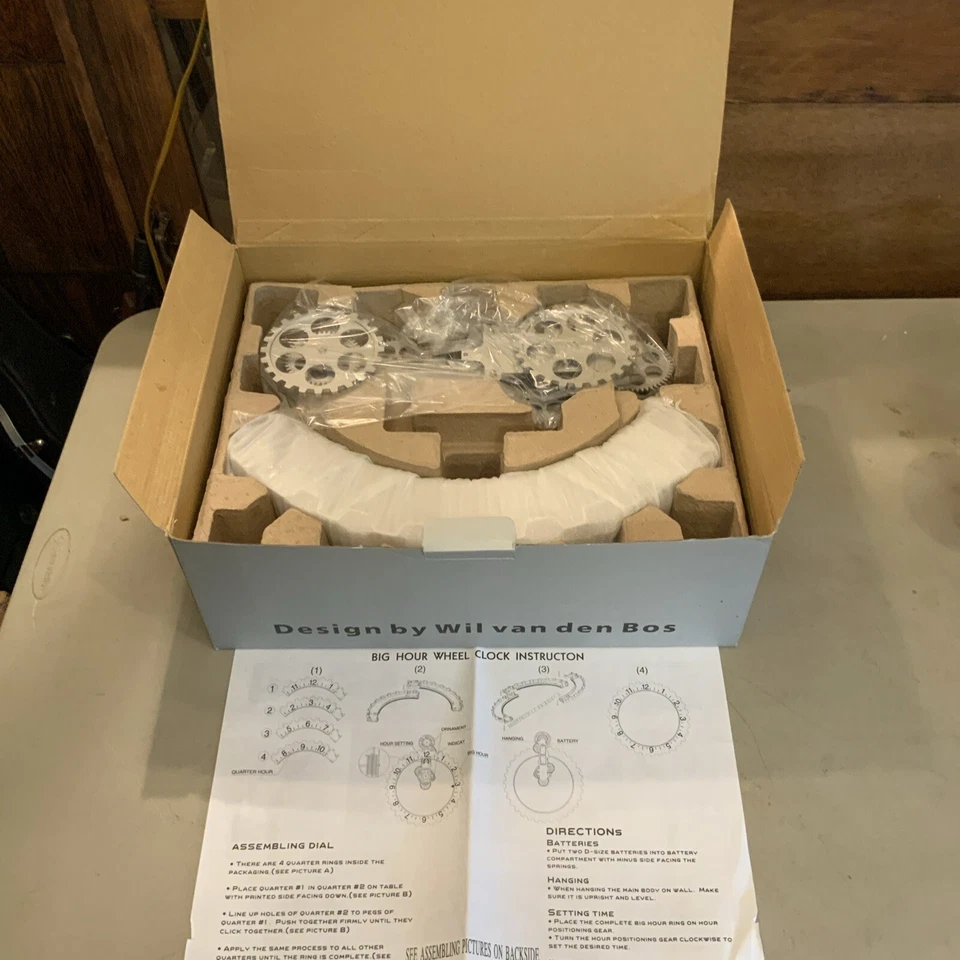НОВЫЙ В КОРОБКЕ! Настенные часы Kikkerland Big Hour Wheel с вращающимися шестернями - Изображение 3 из 4