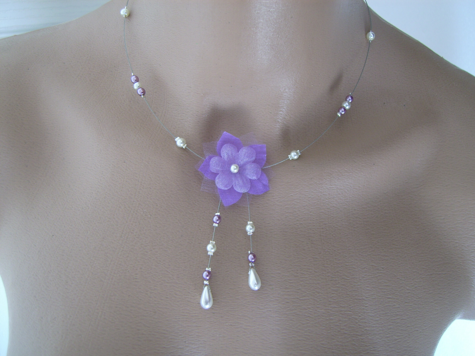 Parure de bijoux mariage blanc et parme collier de fleurs de haute finition - 2