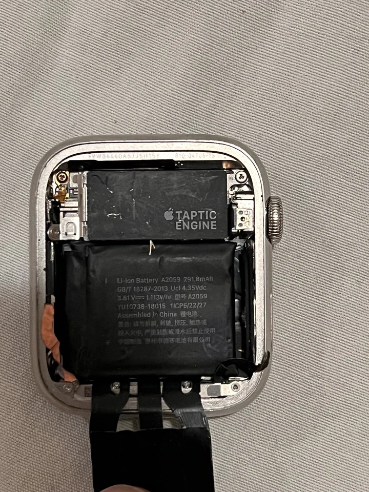 Apple Watch Series 4 Stainless steel with GPS and cellular PARTS NOT WORKING - Image 3 of 4