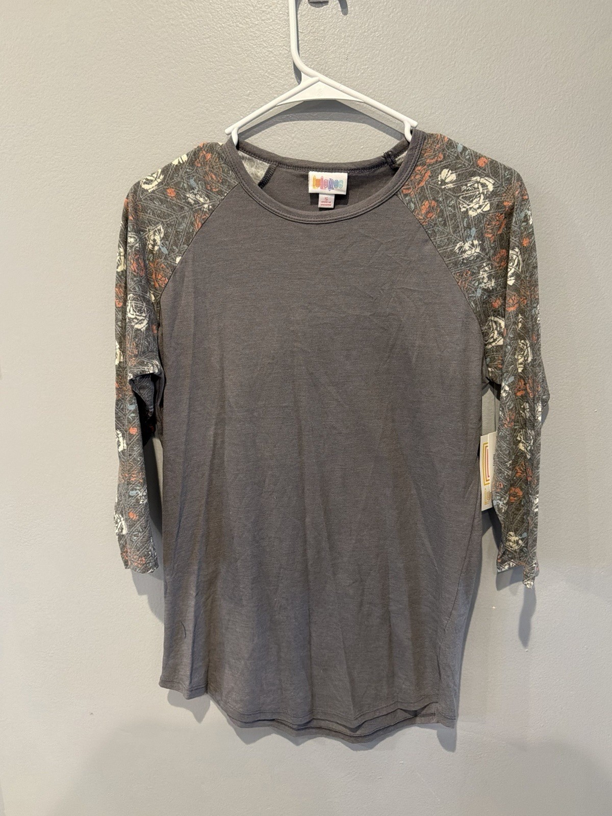 NWT LuLaRoe Randy Baseball Tee Size Small Gray With Floral Sleeves 3/4 Sleeve