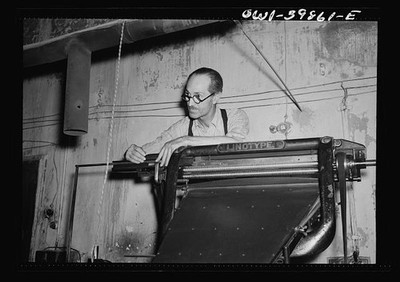 Photo:1943 Sicilian Newspaper Linotype Printing Press Editor