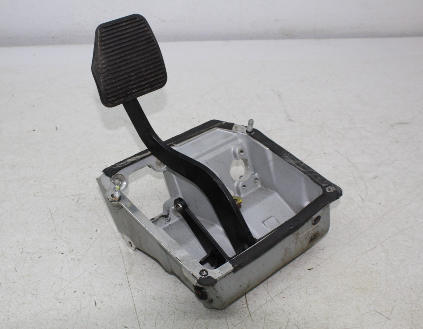 99-01 FERRARI 456 M BRAKE PEDAL ASSEMBLY MOUNT BRACKET