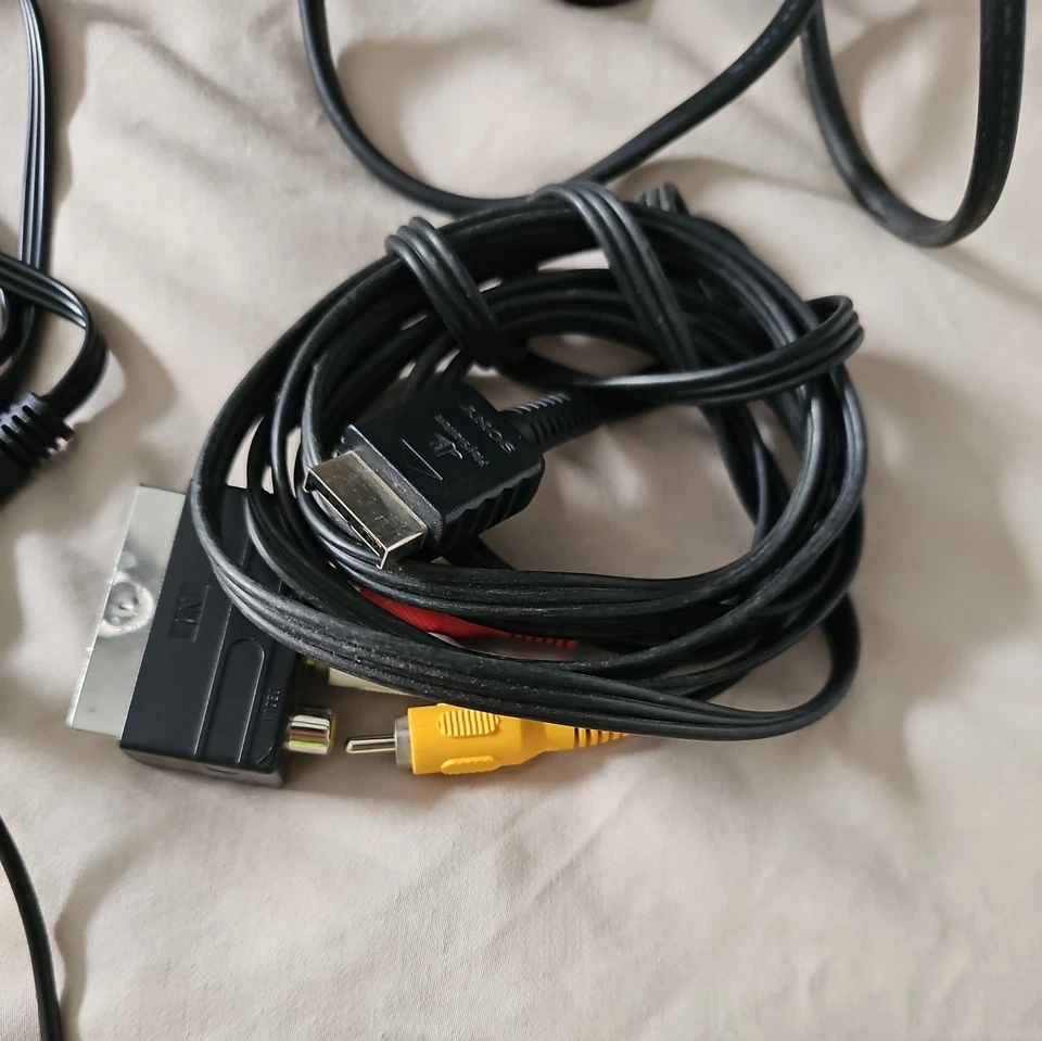 Sony PlayStation 2 Slim, photo 3 of 5