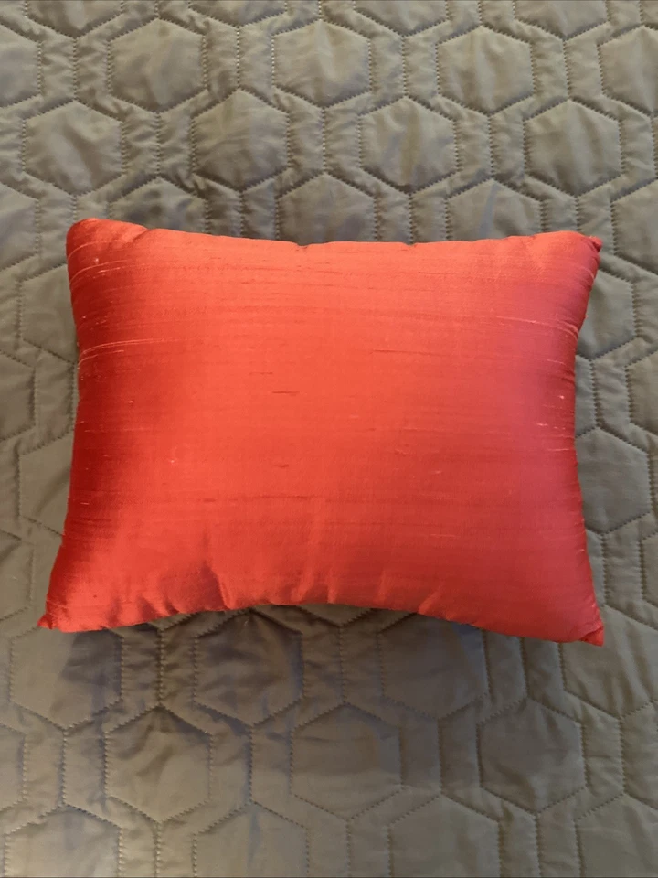 Almohadas rojas sedosas/satinadas La decisión de tener un hijo es aceptar... Foto 3 de 4