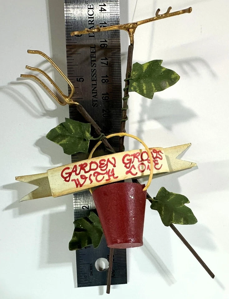 Herramientas y cubo de adorno de letrero de metal Garden Grows with Love de 6 1/2" de largo Foto 3 de 4