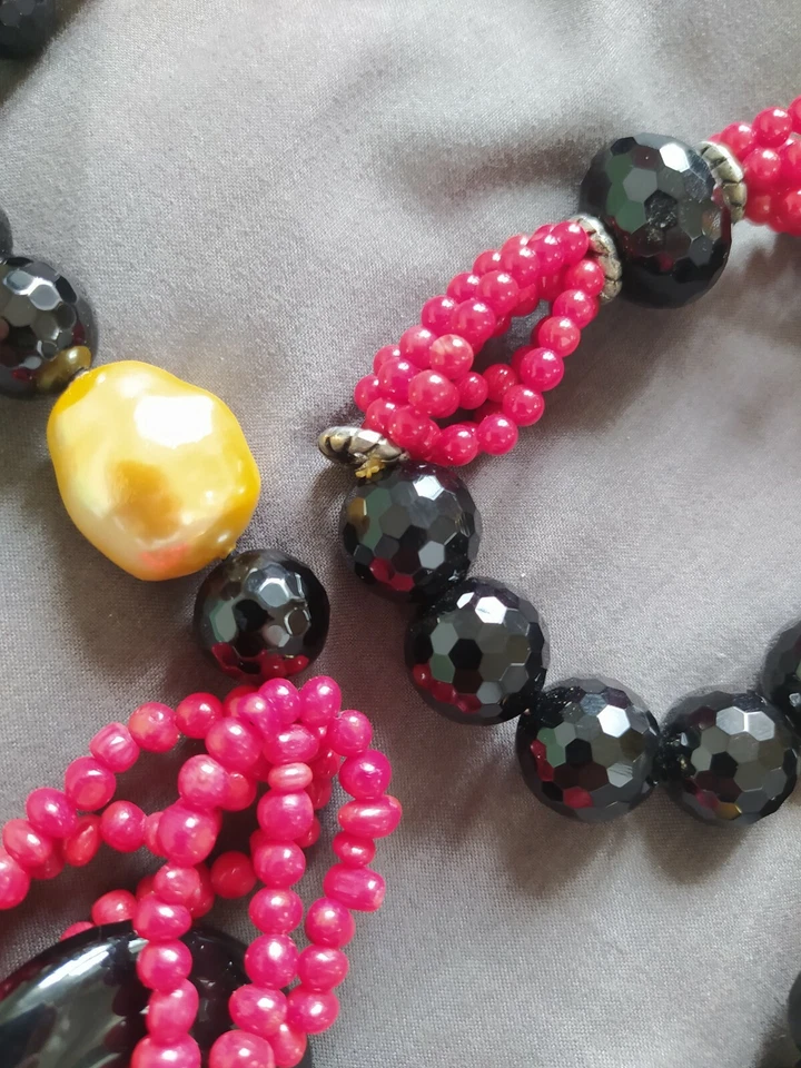 Collana regolabile fili di corallo rosso, dettagli onice e argento con bracciale - Immagine 3 di 4