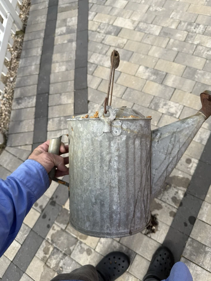 Regadera de metal galvanizado vintage - la parte inferior burbujea hacia fuera Foto 4 de 4