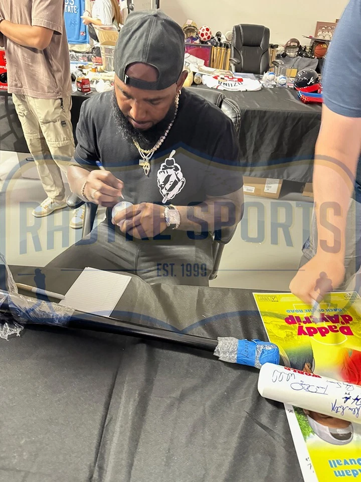 Casco firmado por Marcell Ozuna Atlanta Braves Rawlings Mach Pro MLB Foto 3 de 3