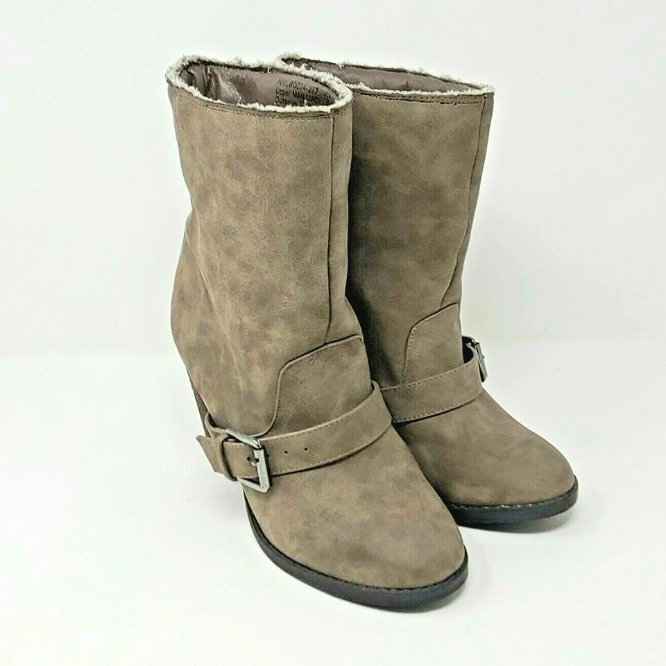 Botas de tacón Naughty Monkey de cuero sintético tostado con correa y hebilla para mujer 7,5 m Foto 4 de 4