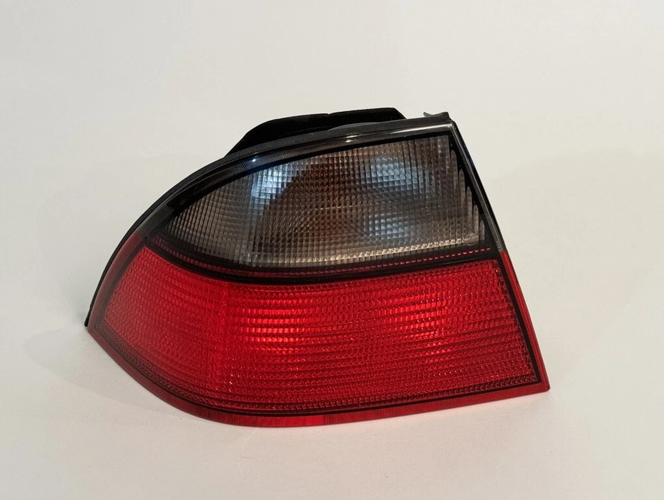 Luz trasera SAAB 9-5 2001, izquierda, lado del conductor, montaje en panel QTR, sedán de 4 puertas OEM Foto 3 de 4