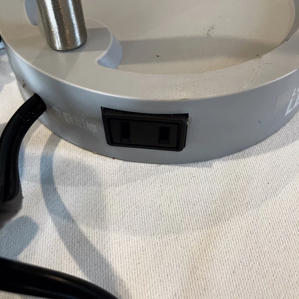 Lámpara de escritorio Mainstay con enchufe de aire acondicionado en base brazo ajustable gris LED sin bombilla de repuesto Foto 4 de 4