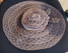 Vintage Womens tan sinamay mesh fascinator hat with bow Sz 22