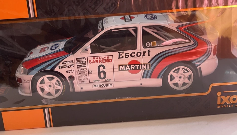 Modelo Ford Escort RS Cosworth coche fundido a presión San Remo Rally 1994 IXO 18RMC104A 1:18 Foto 3 de 4