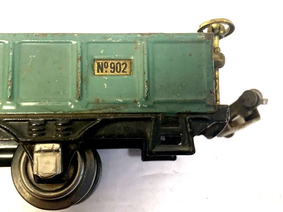 PREWAR LIONEL #902 O GAUGE TIN PLATE GONDOLA CAR with BARRELS - Image 3 of 4