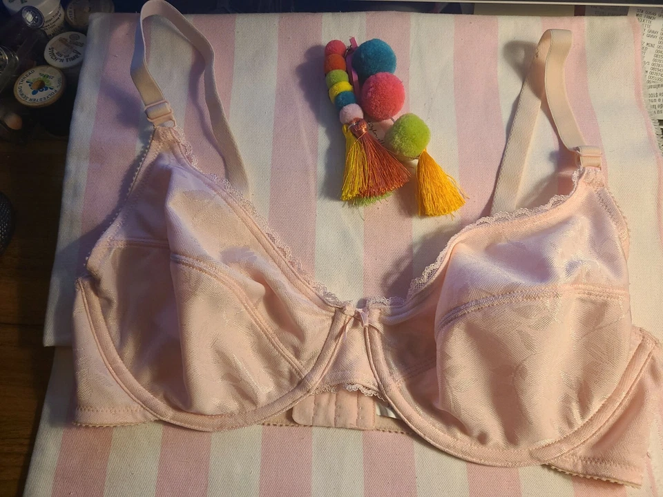 Sujetador rosa de encaje sin relleno Bestform con cable 38D usado en excelente estado Foto 2 de 4