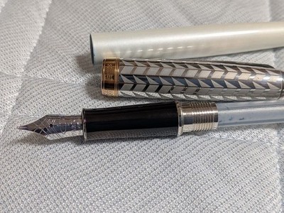 Titel: Parker Sonnet Füllfederhalter 18K Goldfeder Roségold Perlenkörper...