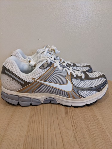 Nike Air Zoom Vomero 5 Metallic Pewter Gold Men's Size 10 HJ7247-099 - Picture 4 of 8