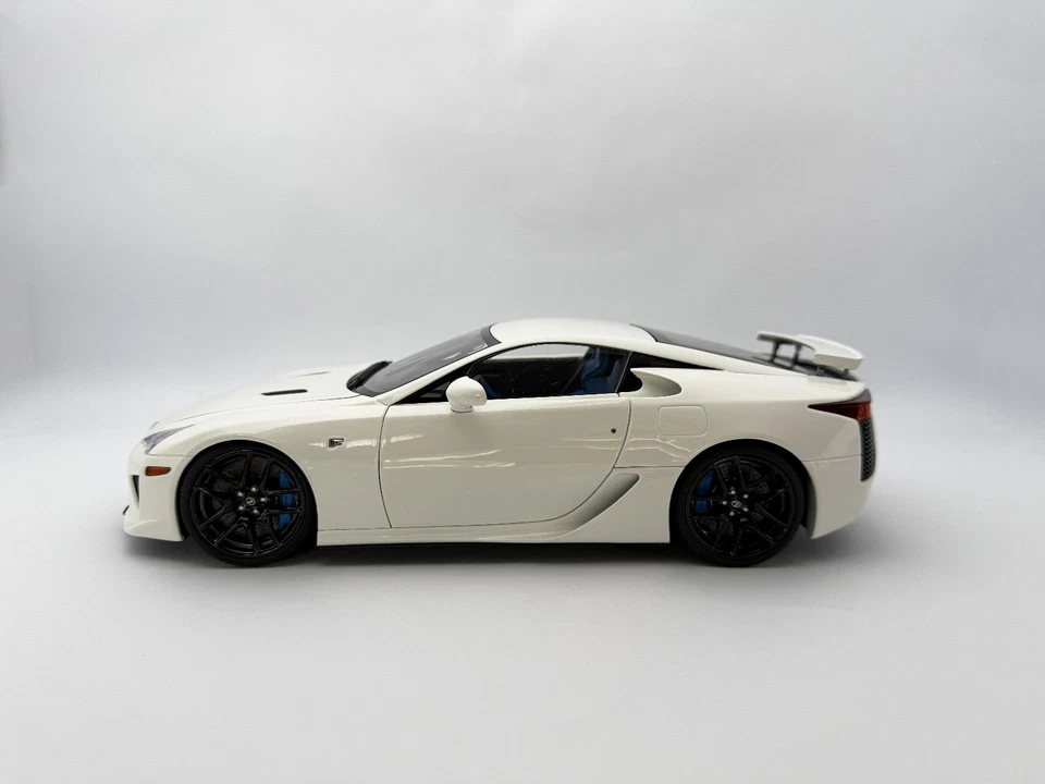 Lexus LFA White + Blue Interior 1:18 Well 100769 Diecast (Not AutoArt Composite) - Immagine 2 di 4