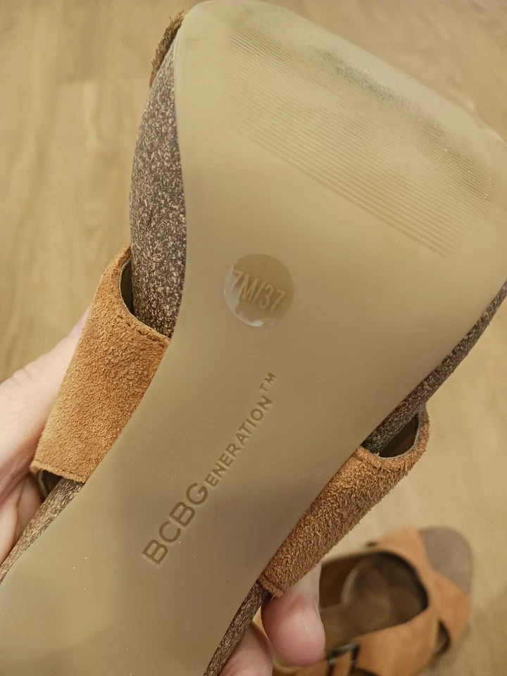 Sapato BCBG Generation biqueira aberta alça cruzada salto alto camurça camelo tamanho 7 - Imagem 4 de 4