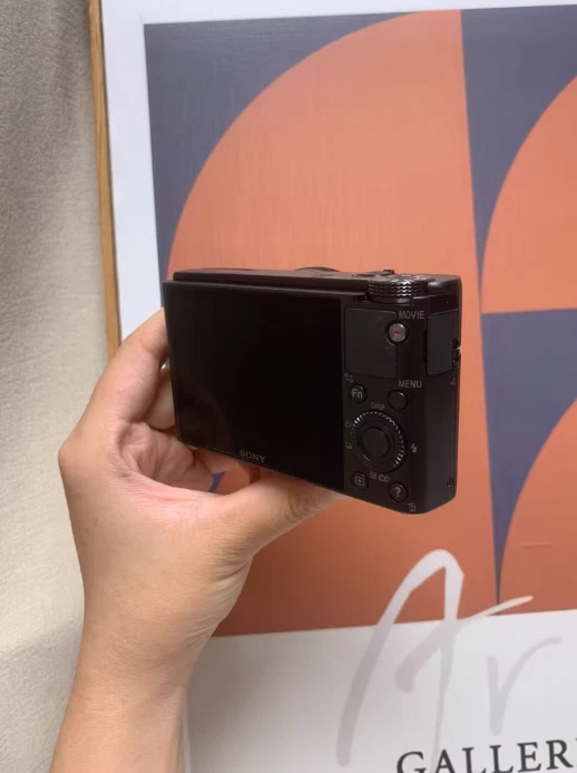 Sony RX100 90%NEW 20.2MP 3.6x Compact Cam Comes w Charger Card Battery - Image 4 of 4