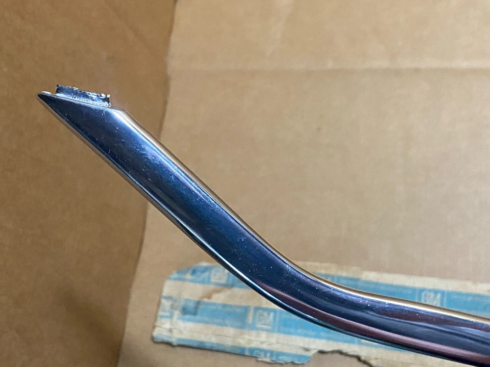 Camioneta Chevy C10 1962-1966 lado izquierdo del conductor moldura de puerta inferior -- Nuevo de Lote Antiguo Foto 2 de 4