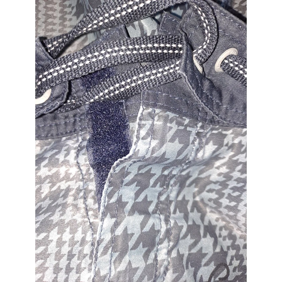 Pantalones Cortos Marc Ecko Blanco y Negro con Flores Calavera Foto 4 de 4