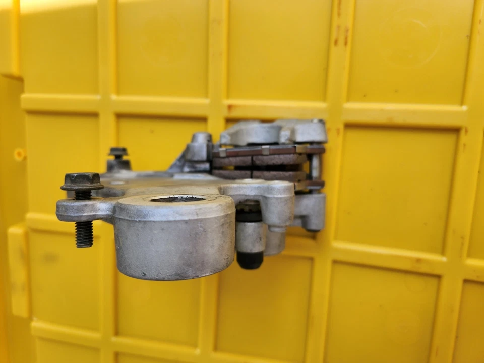 05-19 PINZA DE FRENO TRASERA SUZUKI DRZ400S DRZ400 DRZ 400 CON SOPORTE Y PROTECTOR Foto 3 de 4